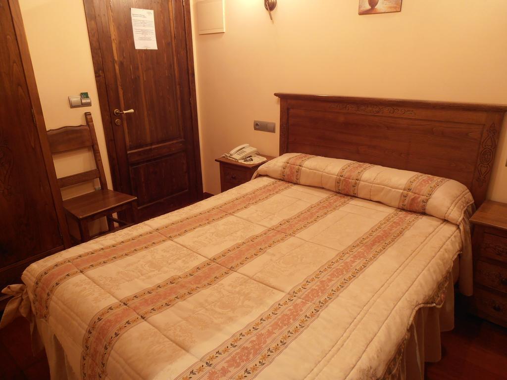 Hostal Virgen De La Encina Ponferrada Szoba fotó